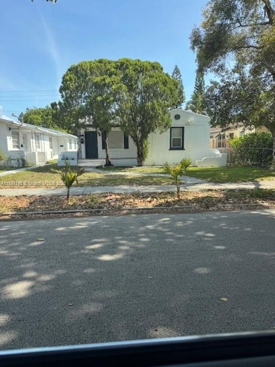 2 beds 1 bath , cutie House on great location , close to everything you need it,