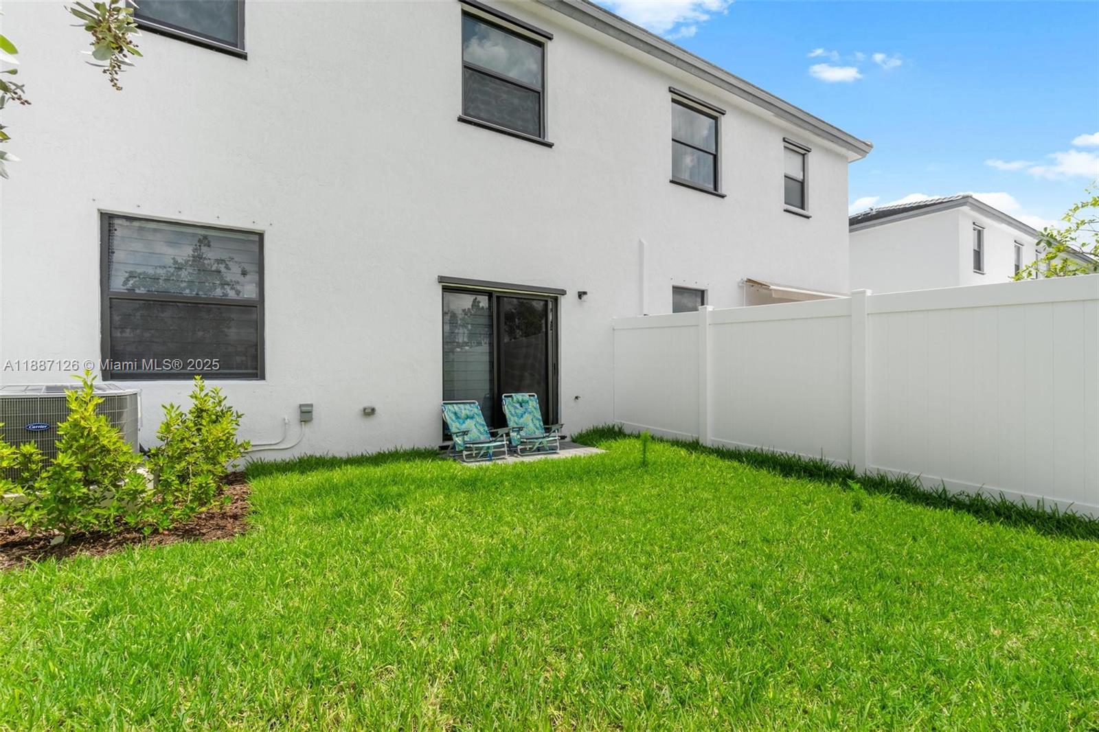 VISTA LAGO - Residential