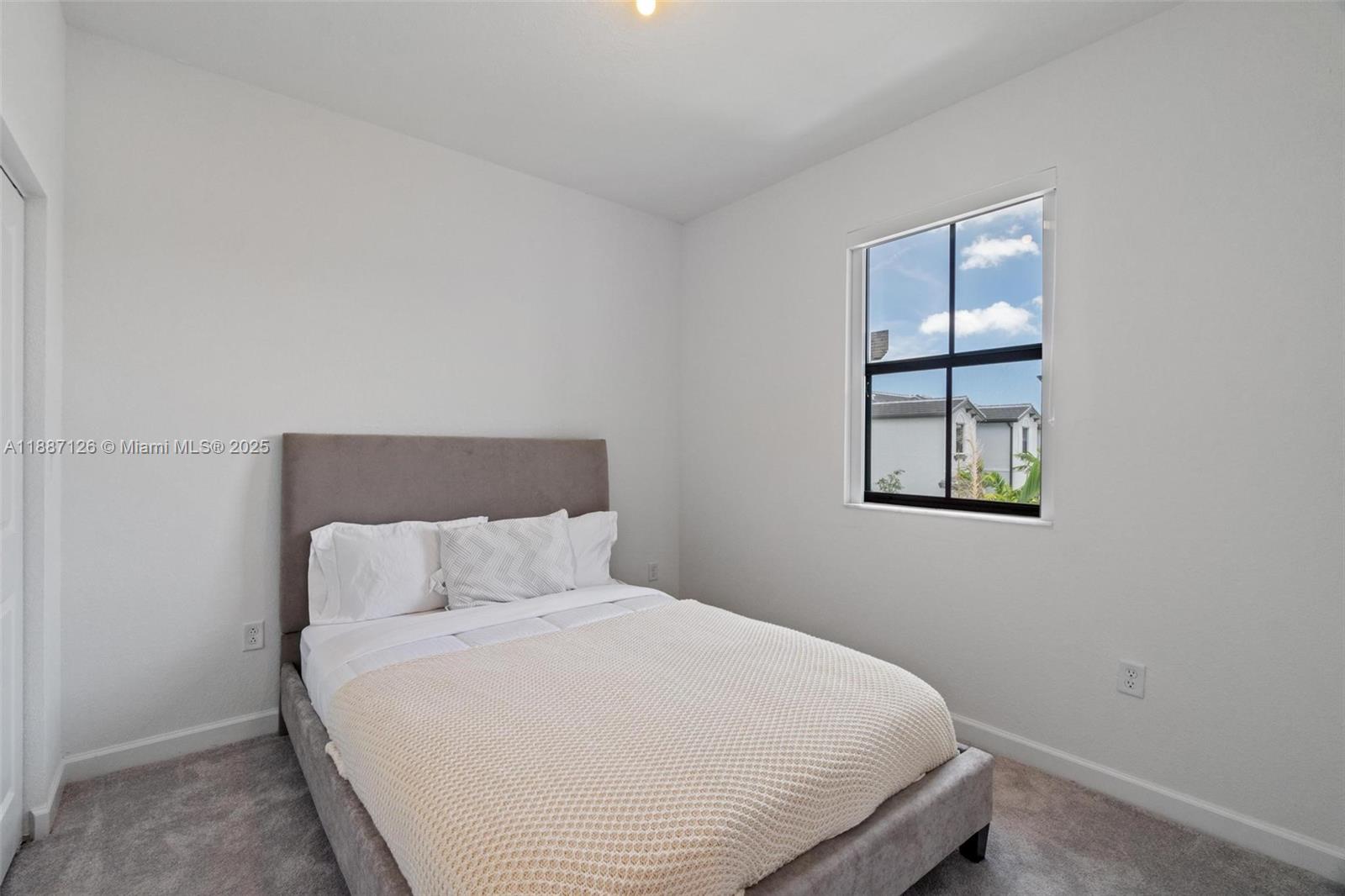 VISTA LAGO - Residential