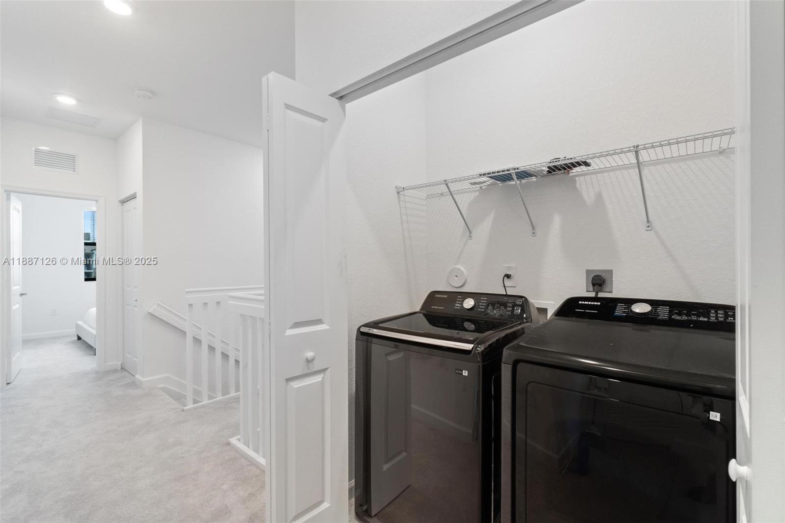 VISTA LAGO - Residential