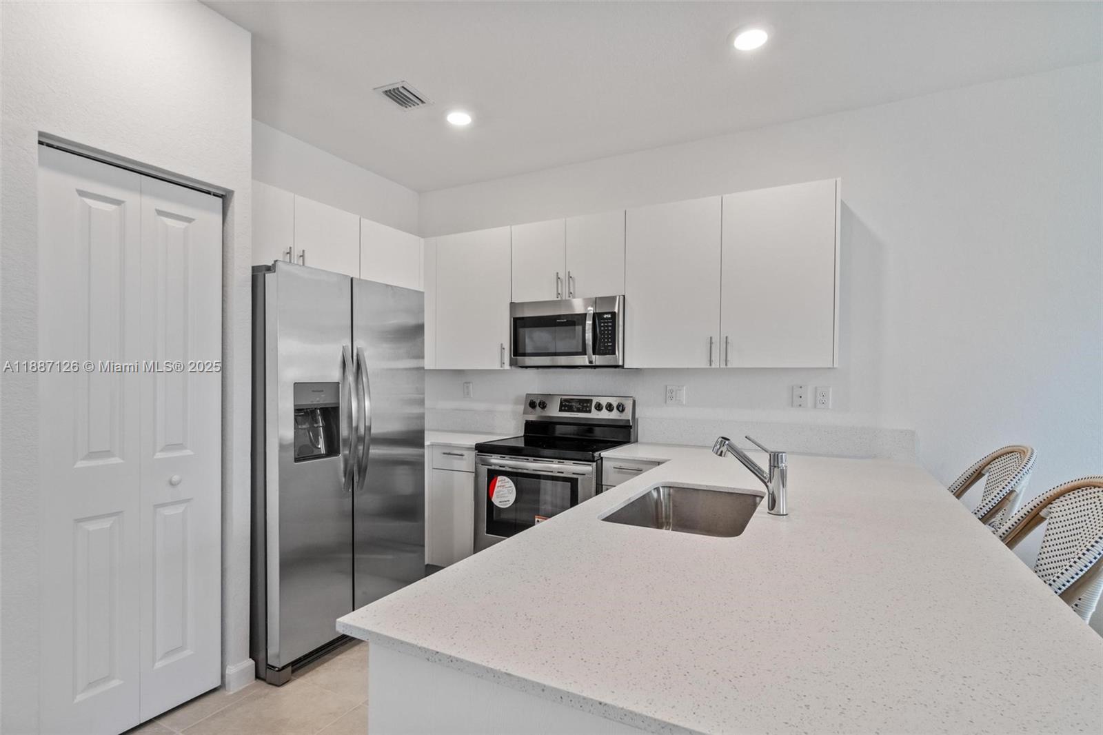 VISTA LAGO - Residential