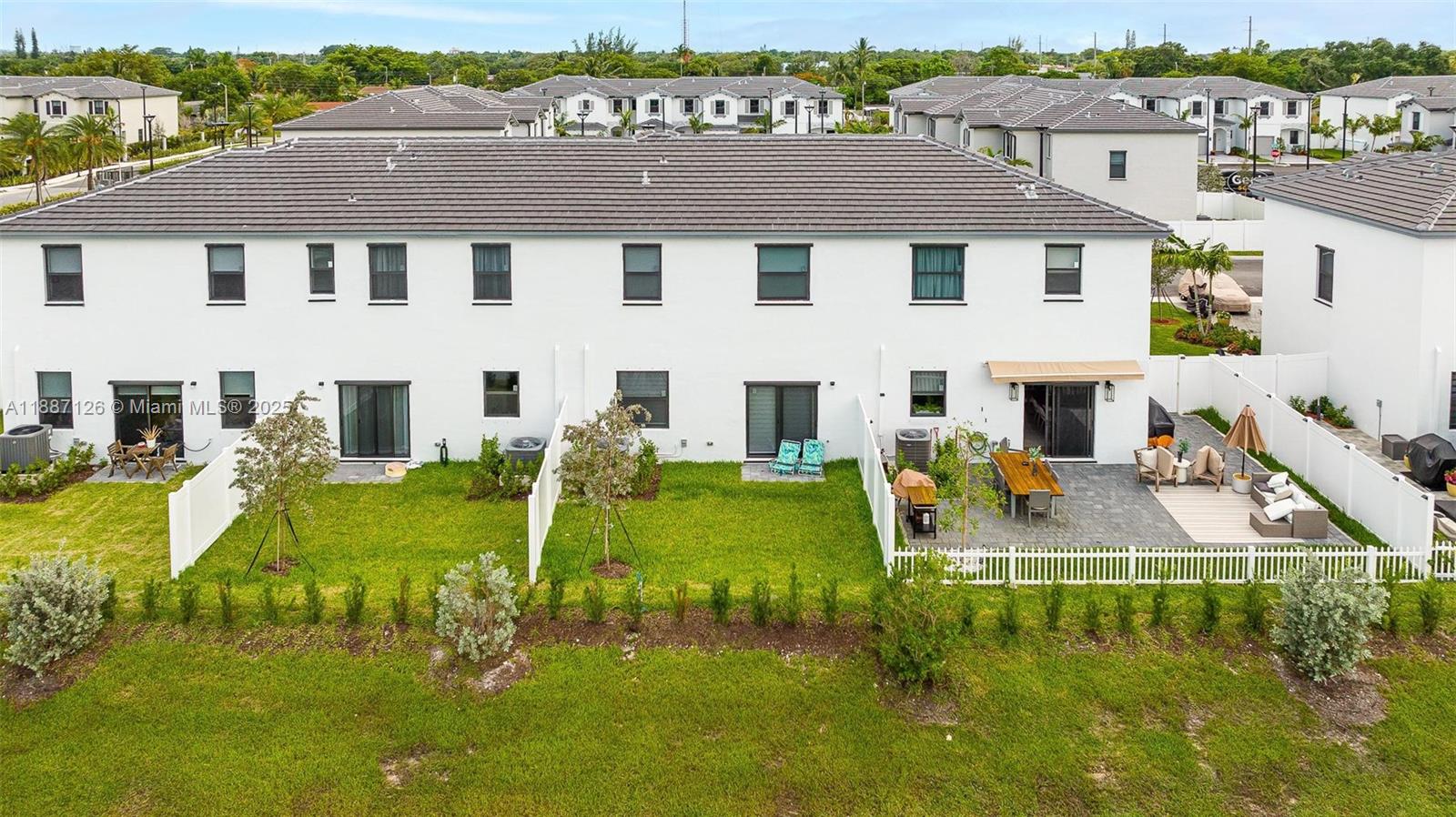 VISTA LAGO - Residential