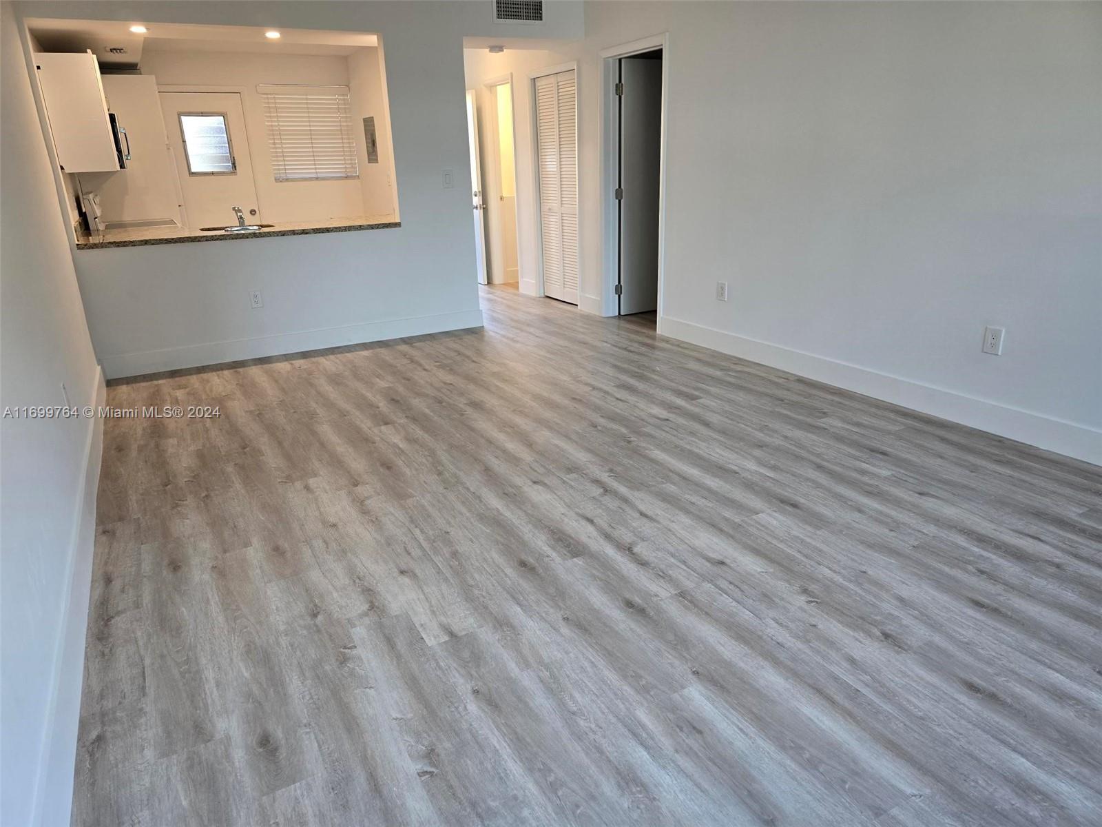 Beautifully updated 1 bedroom, 1 and ½ Bathroom plus a dent and inside washer and dryer inside the unit in the heart of Aventura. Walking distance to wherever you need (Aventura Mall, Restaurants, Supermarkets, Wallgreens, etc. etc.)
