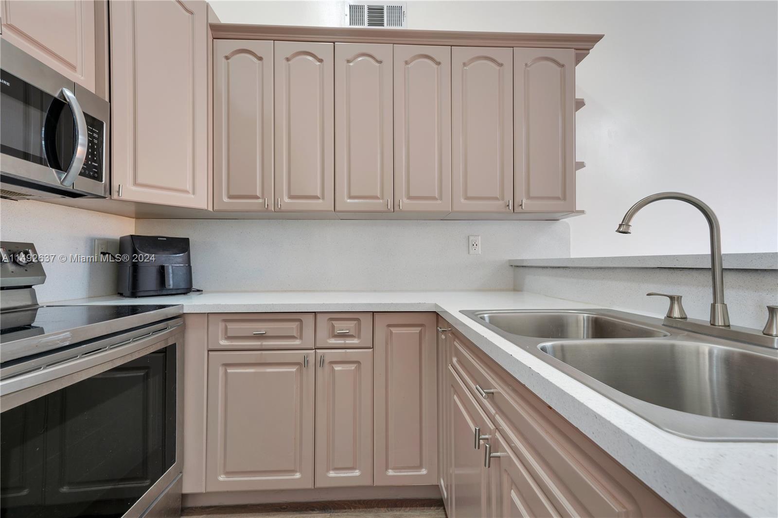 COUNTRY LAKE MANORS TOWNH - Residential Lease