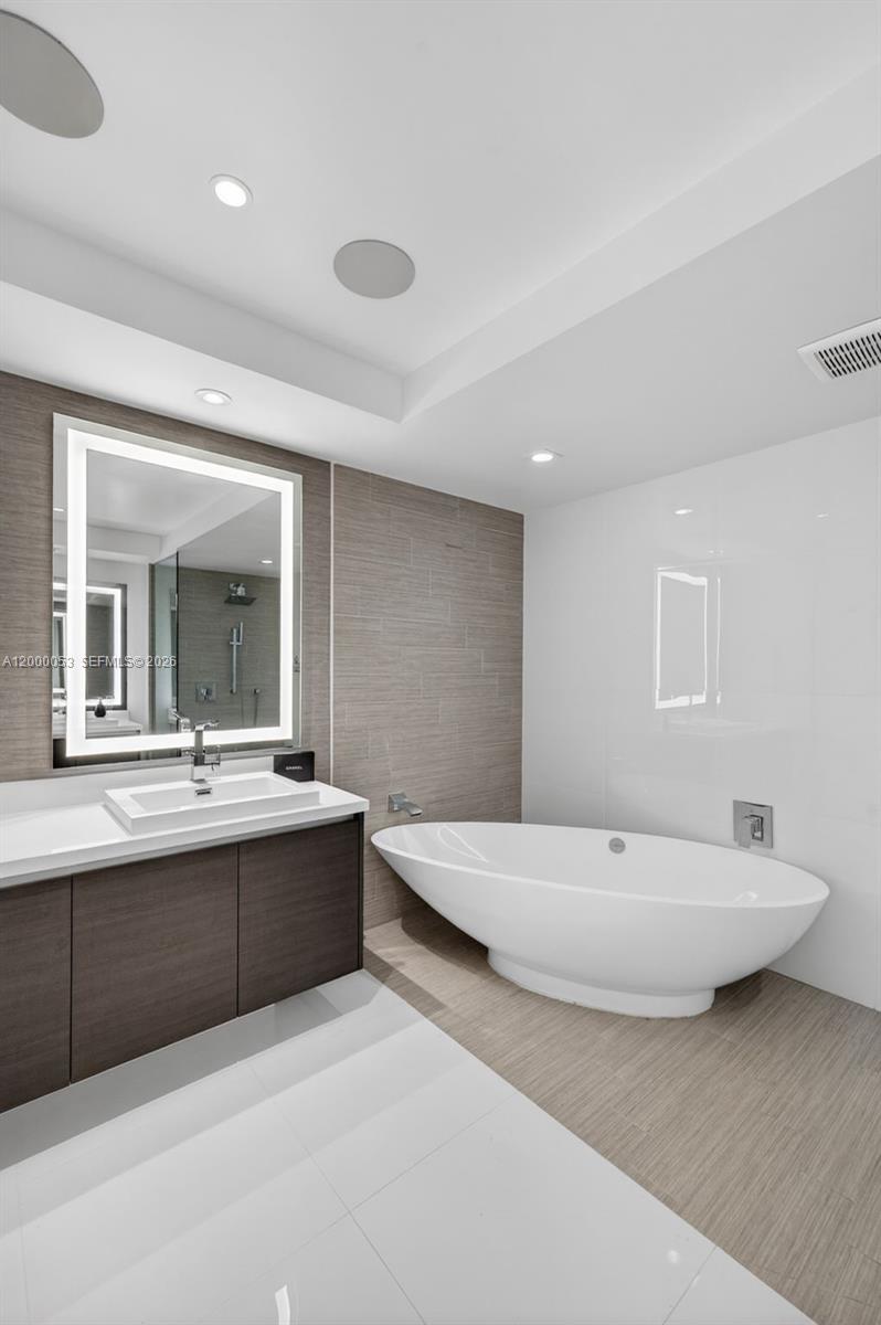 PARQUE TOWERS CONDO - Residential