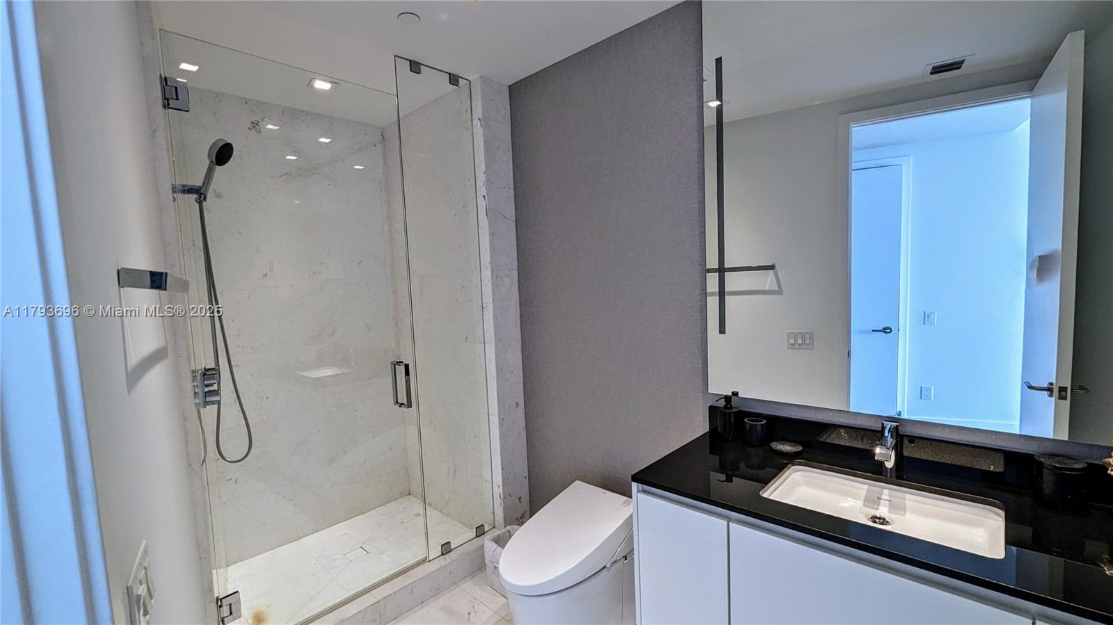 18555 COLLINS AVENUE COND - Residential