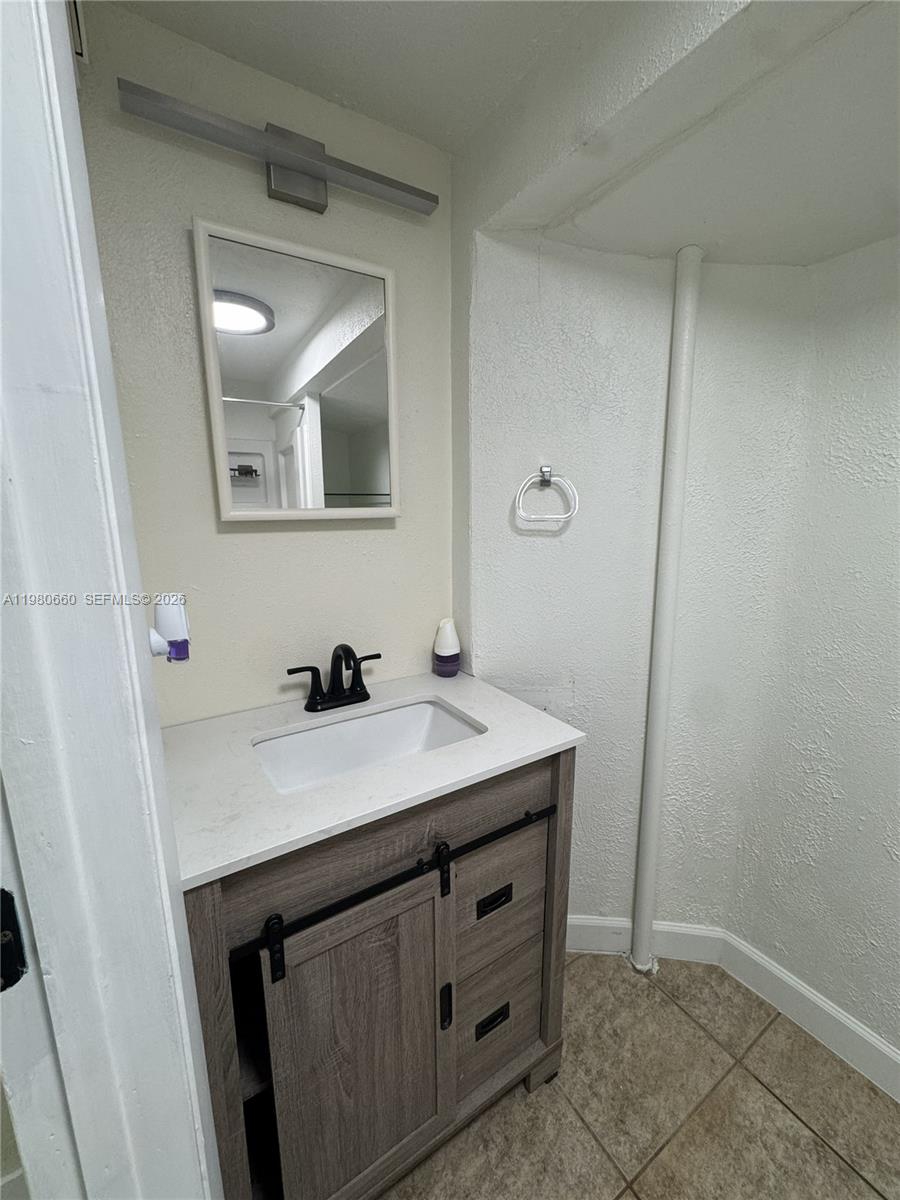 TWIN LAKES - Residential