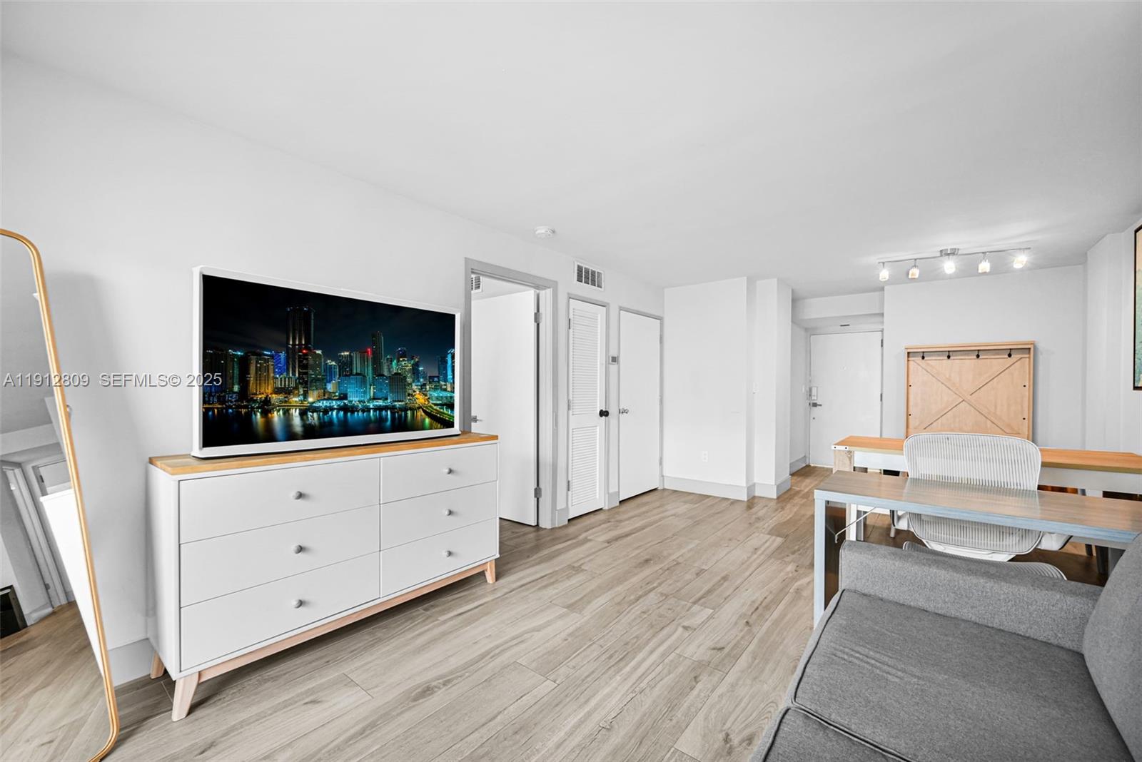 1418 Collins Ave 302