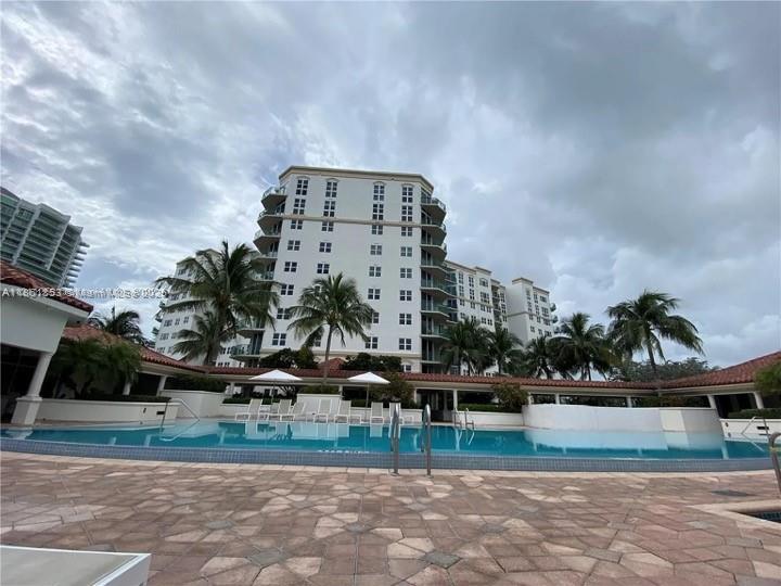 Beautiful 2/2 in the heart of Aventura with in-unit washer & dryer, spacious balcony, and resort-style amenities: gated entry, valet, pool, jacuzzi, gym, sauna, playground, party room, and yoga/spinning studio.