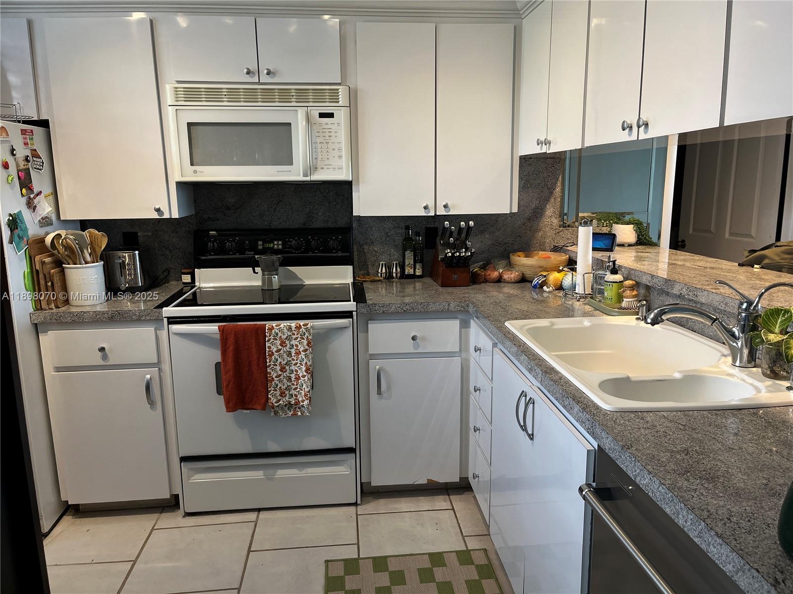 CONDO 11 OF WHITEHALL CON - Residential Lease