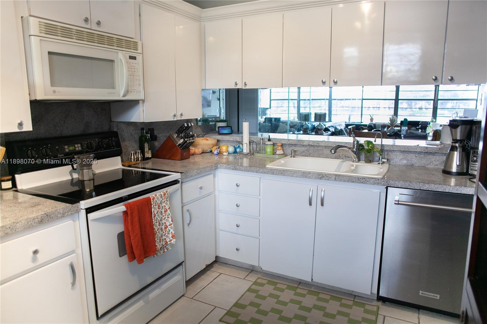 CONDO 11 OF WHITEHALL CON - Residential Lease