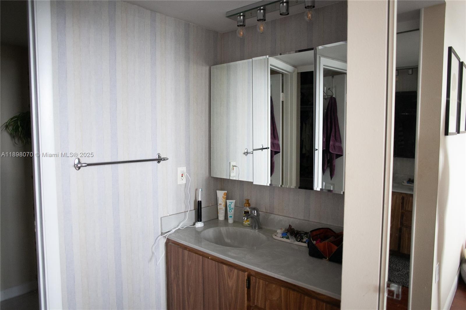 CONDO 11 OF WHITEHALL CON - Residential Lease