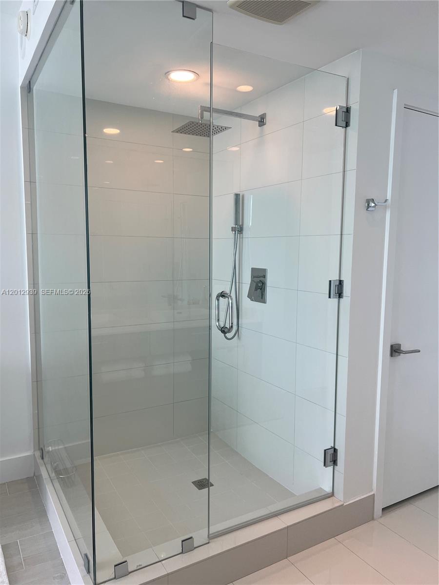 PARAISO BAY CONDO - Residential Lease