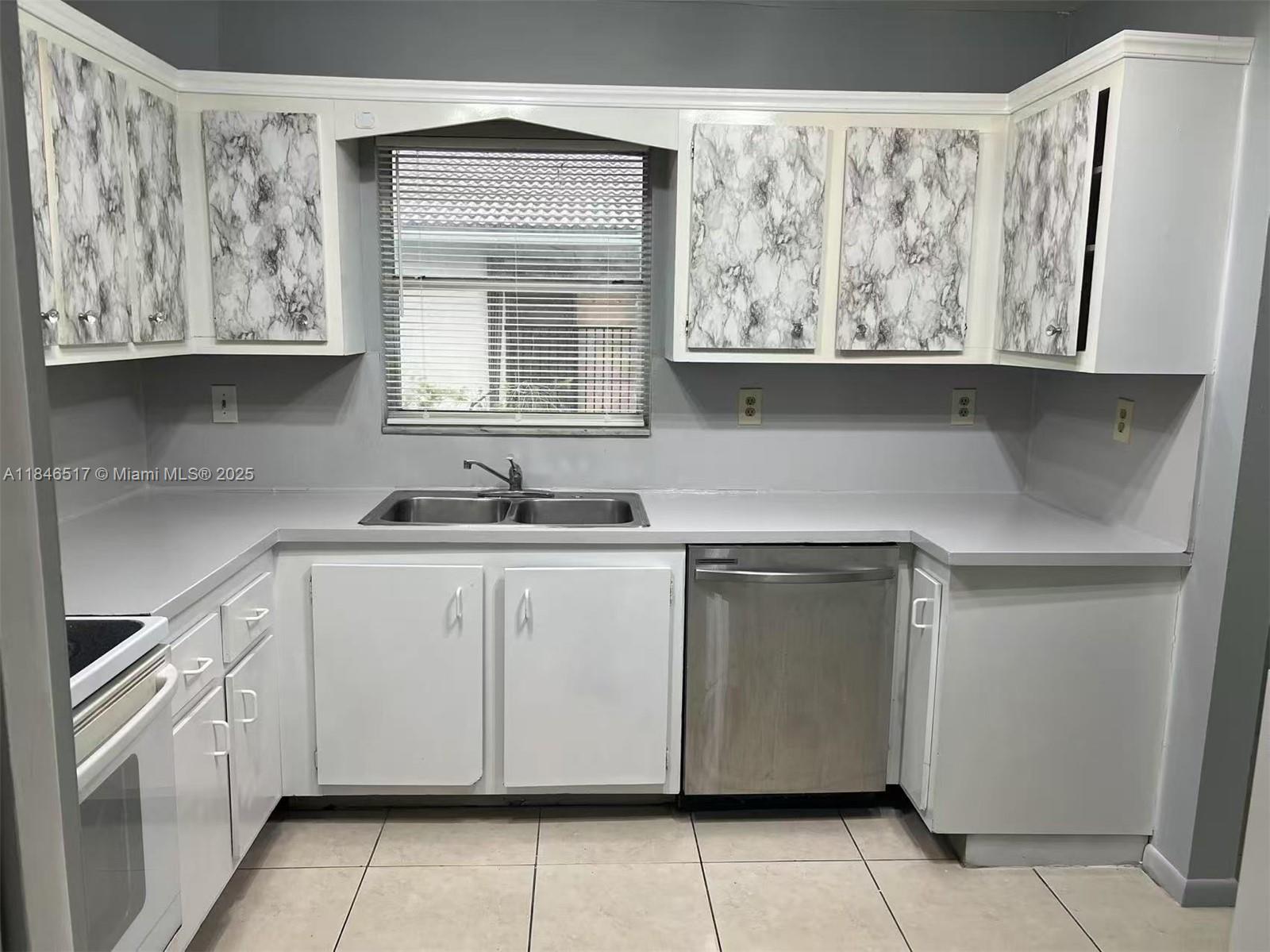 FRESHLY PAINTED LARGE 2/2 WITH FORMAL DINIG ROOM AND COMMUNITY POOL!!