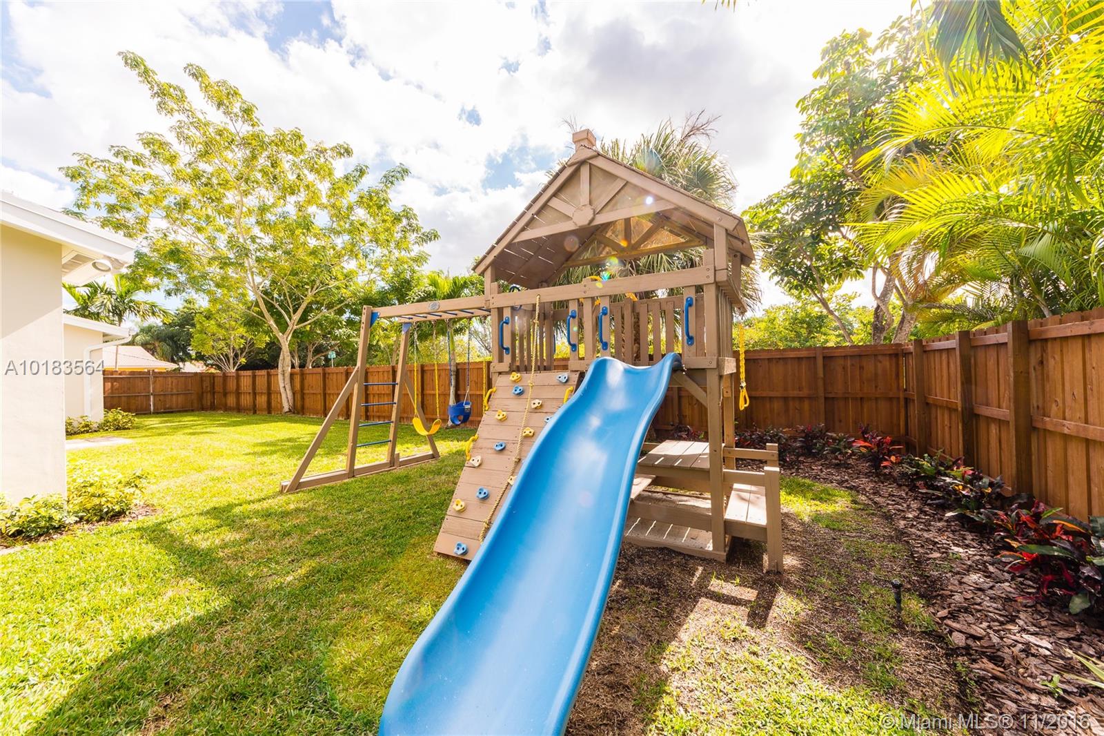 28 54 40 DARLINGTON MANOR - Residential