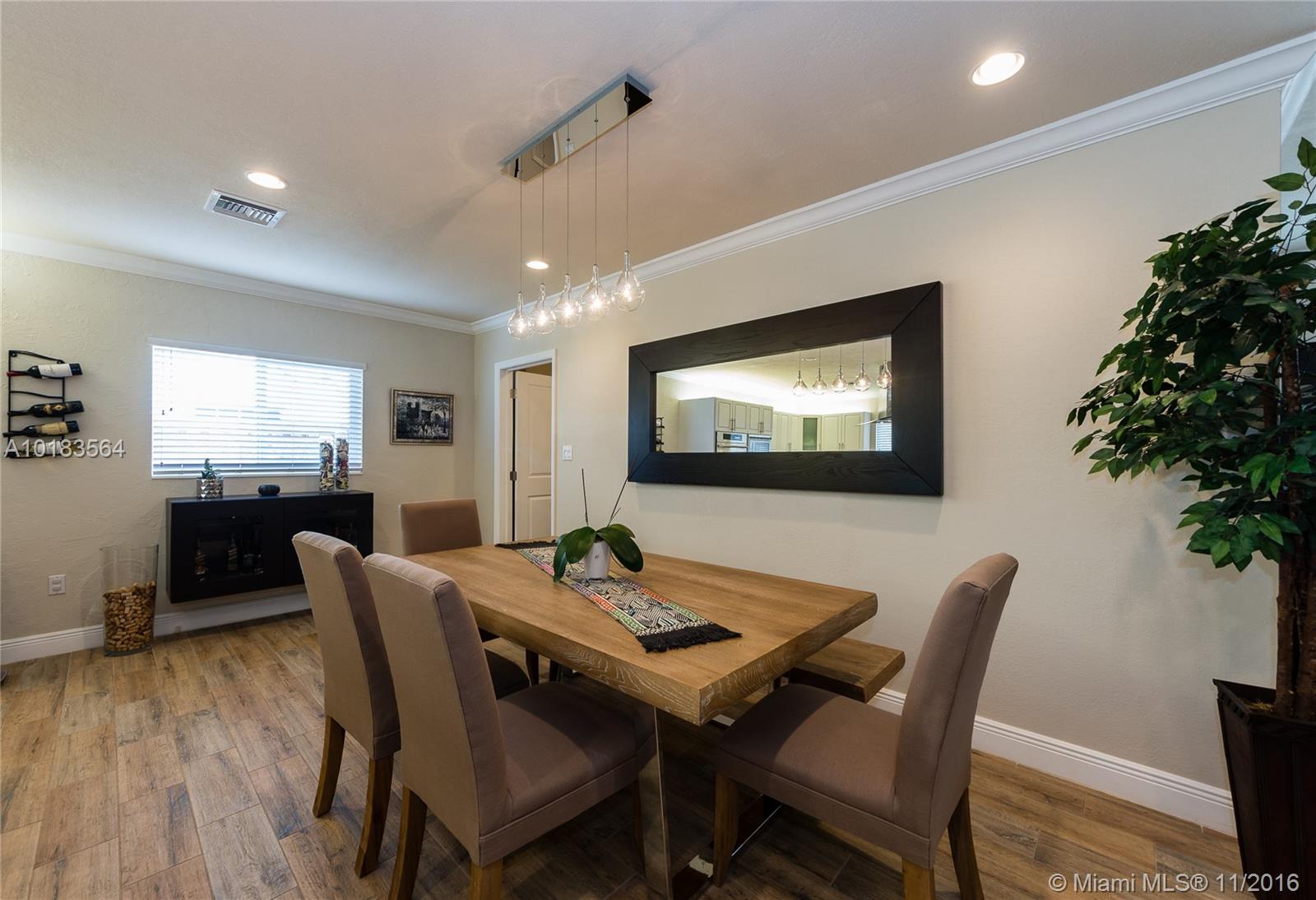 28 54 40 DARLINGTON MANOR - Residential