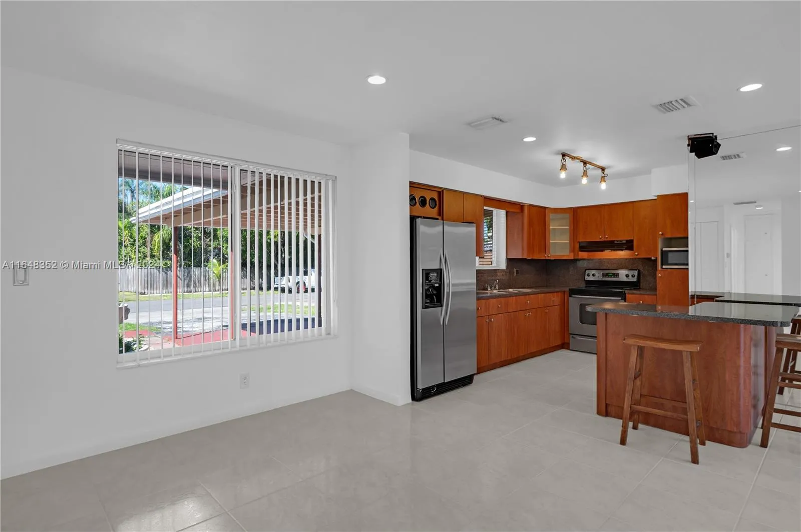 Pembroke Pines, Florida 33023, United States, 2 Bedrooms Bedrooms, ,1 BathroomBathrooms,Residential,Pending,46256