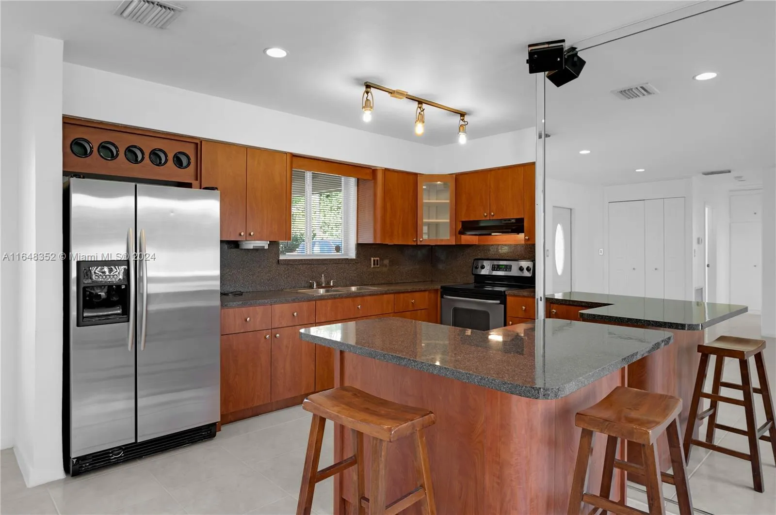 Pembroke Pines, Florida 33023, United States, 2 Bedrooms Bedrooms, ,1 BathroomBathrooms,Residential,Pending,46256