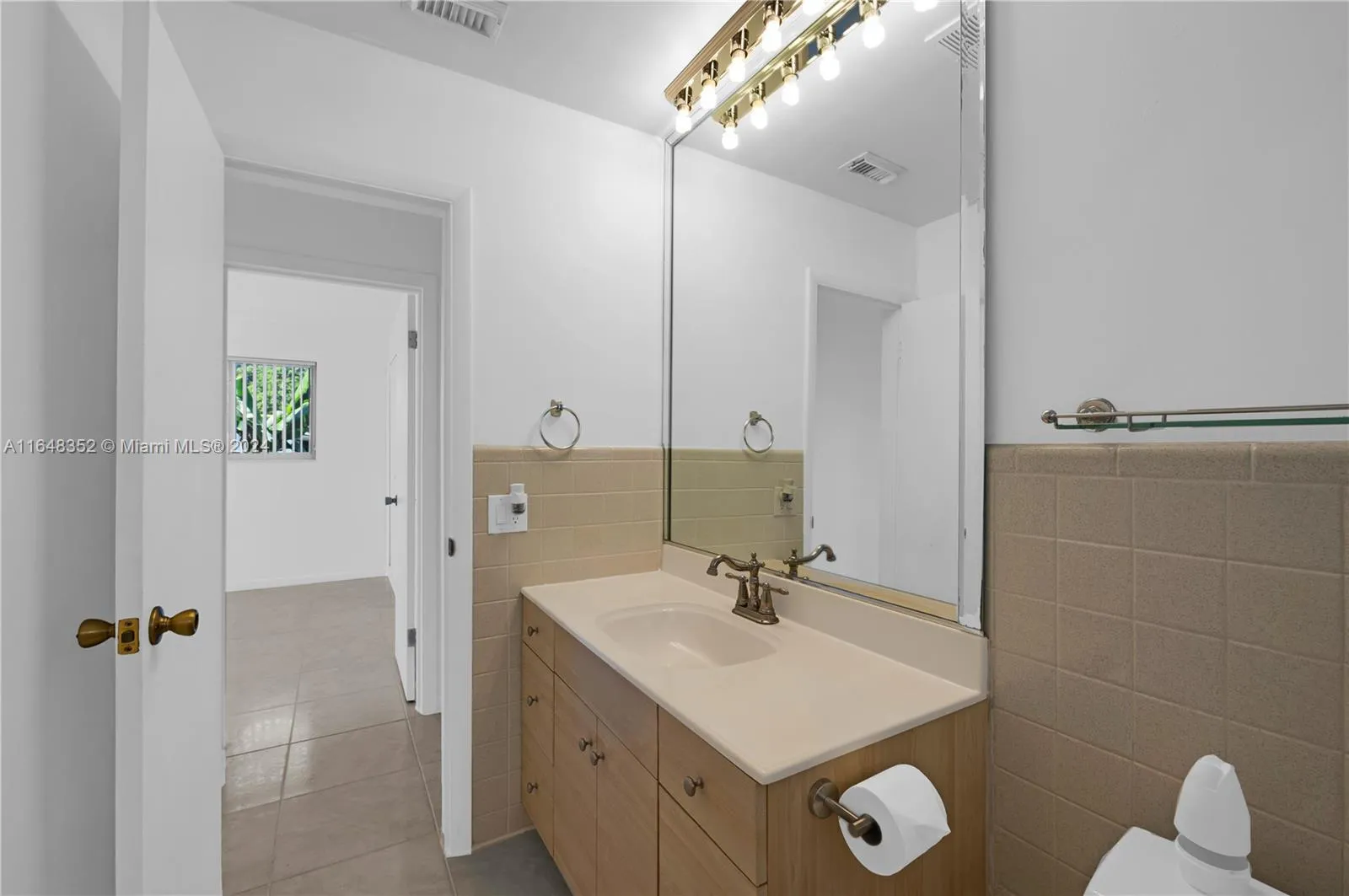 Pembroke Pines, Florida 33023, United States, 2 Bedrooms Bedrooms, ,1 BathroomBathrooms,Residential,Pending,46256