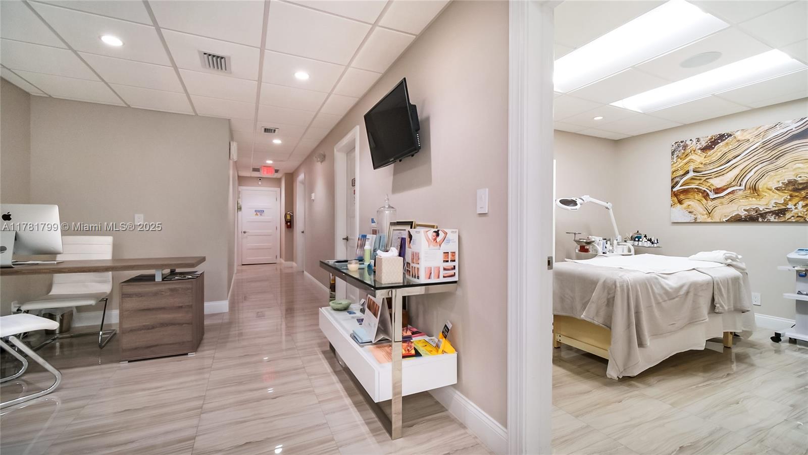 Great opportunity to lease fully renovated unit! Situated on one of the busiest streets N University Dr. This unit offers high visibility and food traffic. Feel free to reach out for more details!