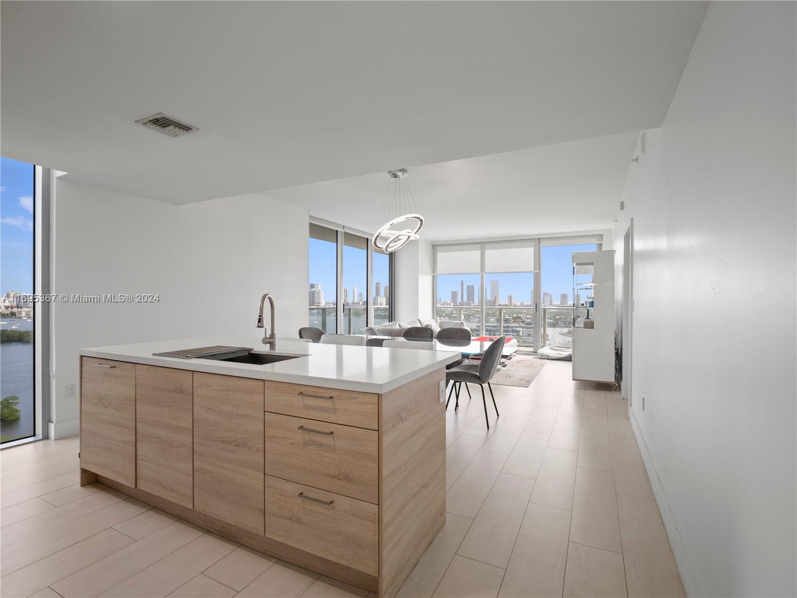 THE HARBOUR SOUTH CONDO - Residential