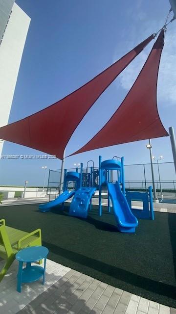 THE HARBOUR SOUTH CONDO - Residential