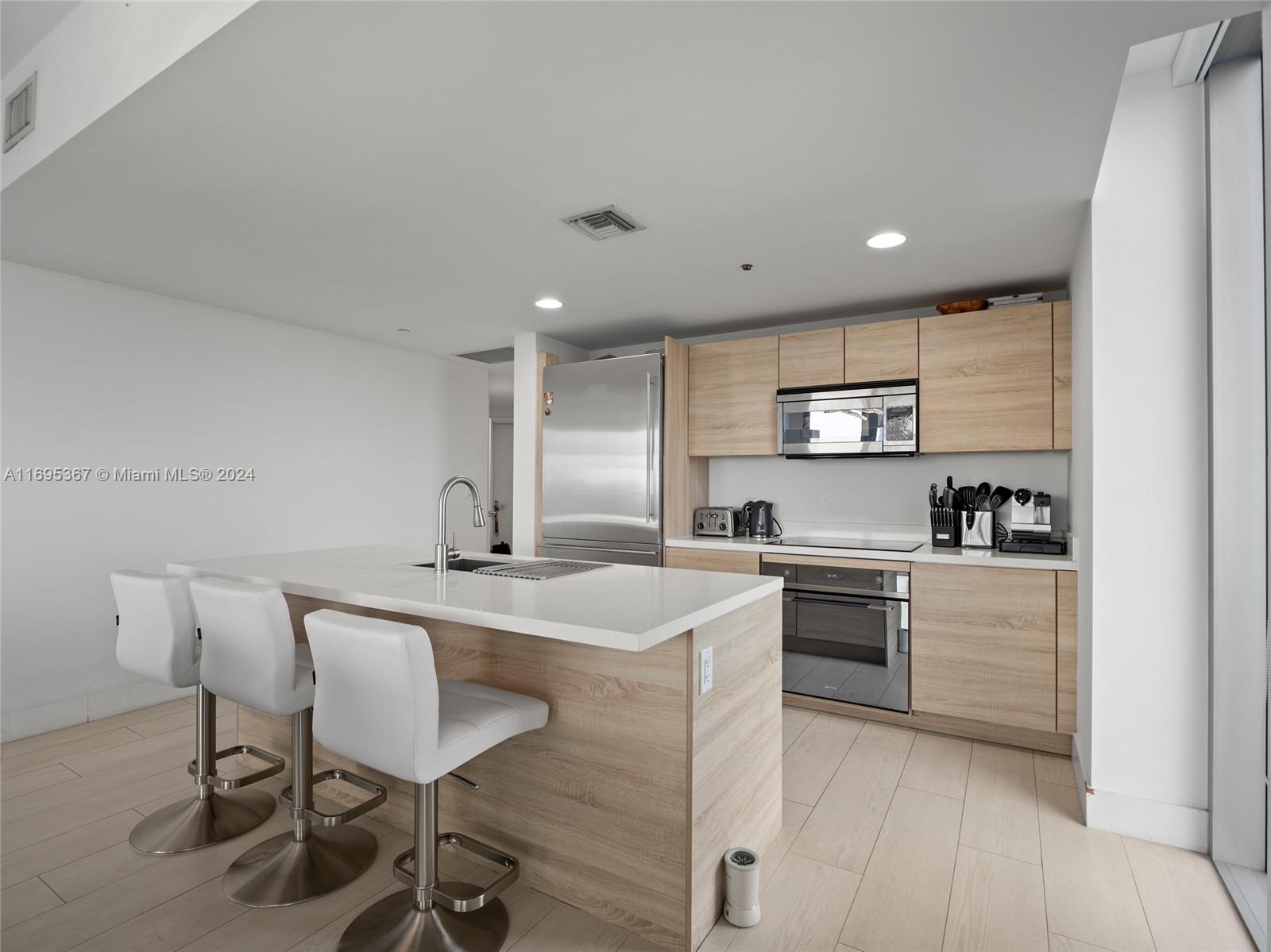 THE HARBOUR SOUTH CONDO - Residential