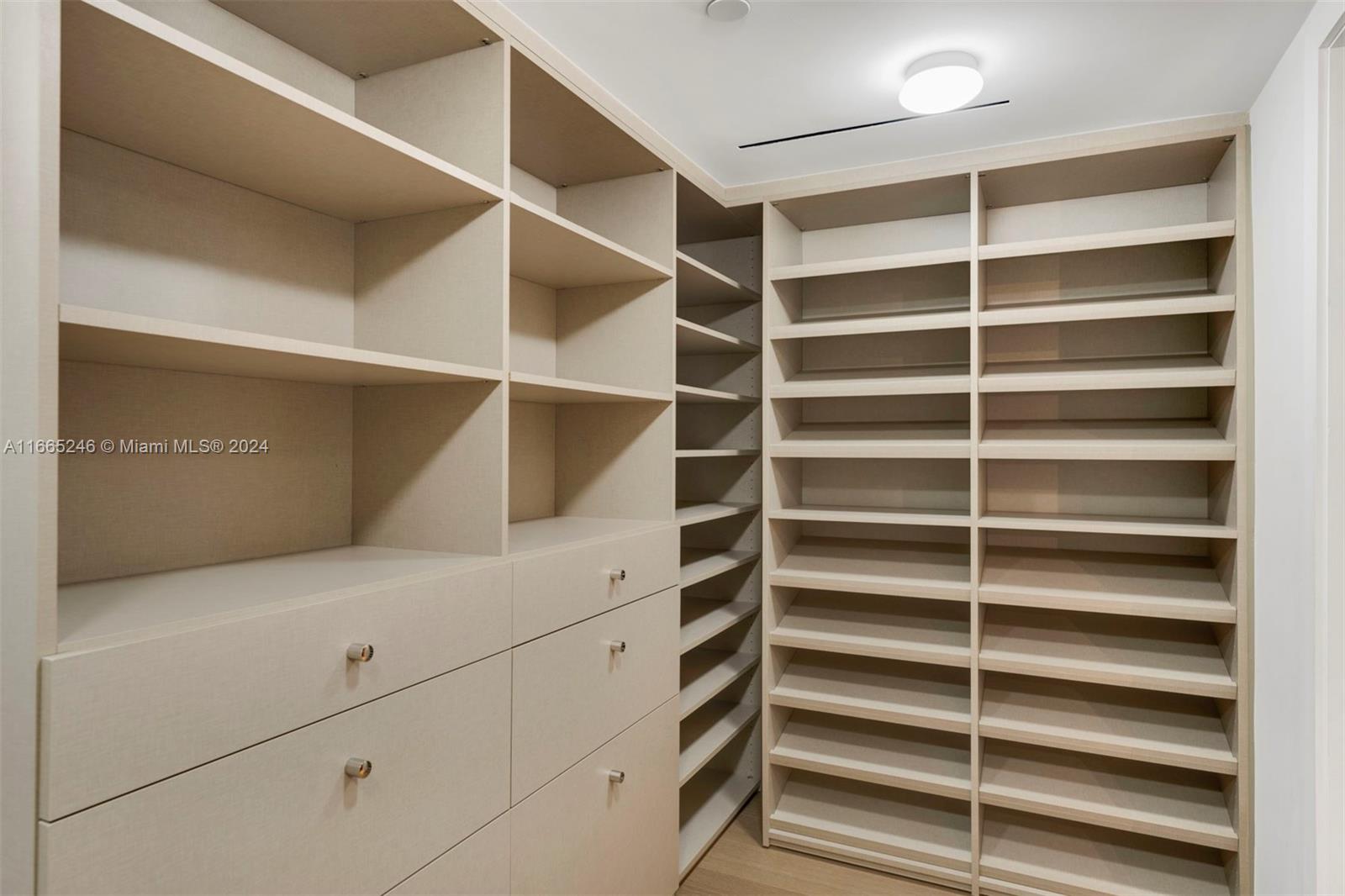 THE GRAND VENETIAN - Residential