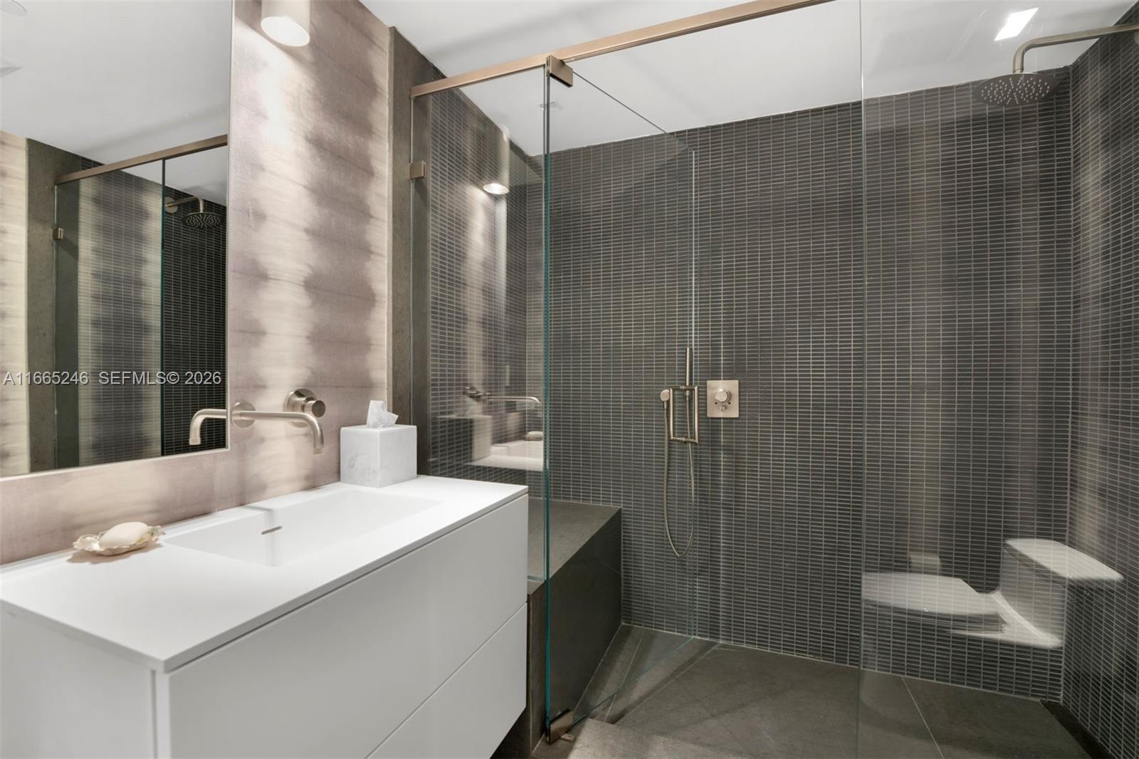 THE GRAND VENETIAN - Residential