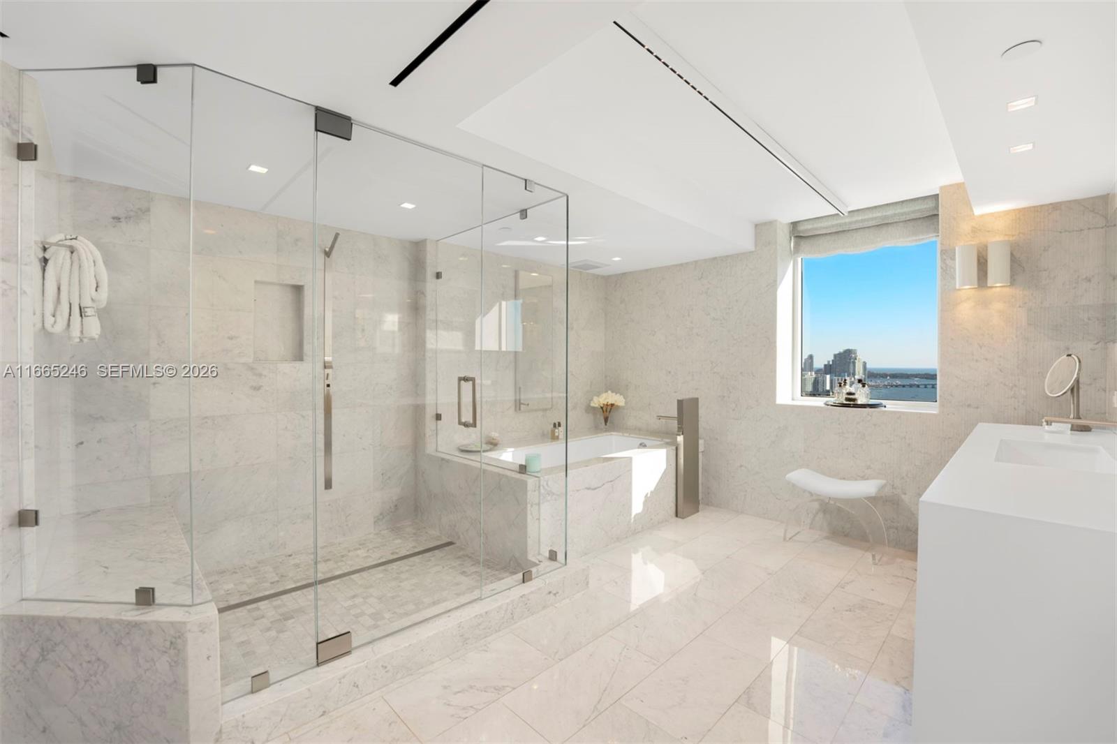 THE GRAND VENETIAN - Residential