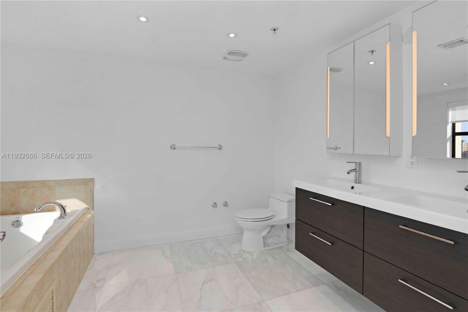 PUERTA DE PALMAS CONDO - Residential