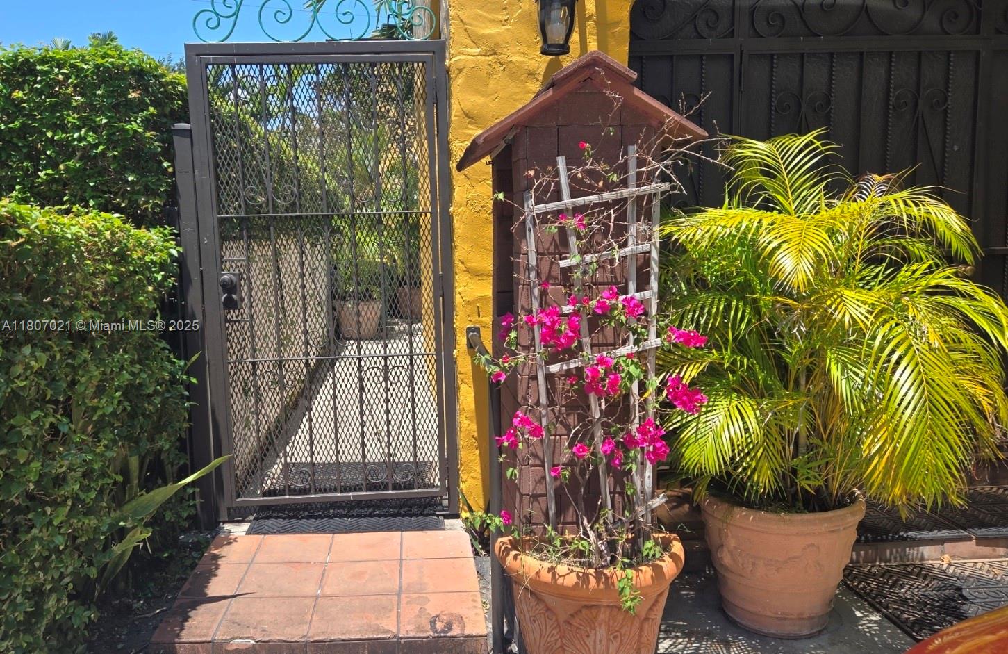 Rental Property at 1222 Salzedo St 4, Coral Gables, Broward County, Florida - Bedrooms: 1 
Bathrooms: 1  - $2,050 MO.