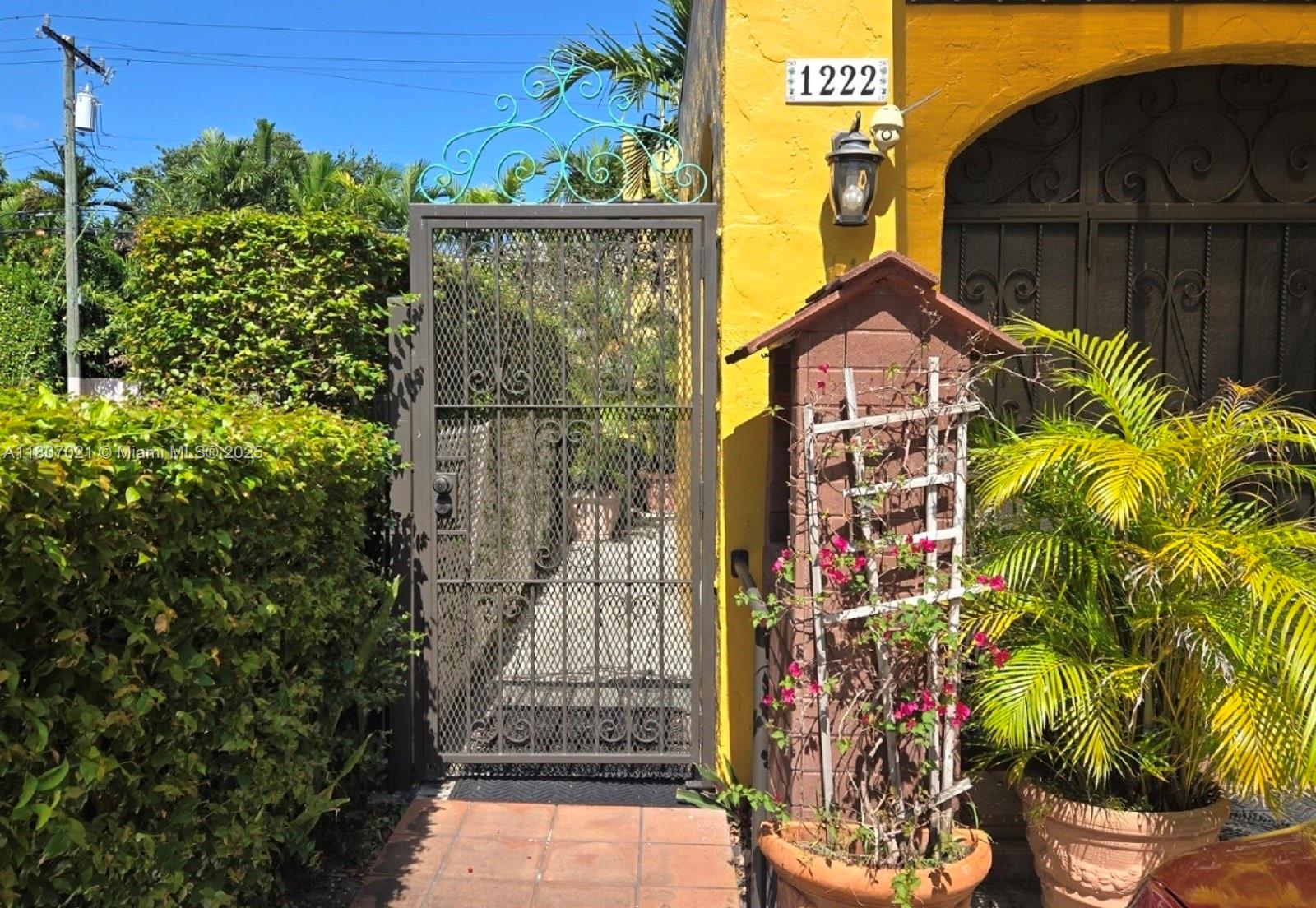 Rental Property at 1222 Salzedo St 4, Coral Gables, Broward County, Florida - Bedrooms: 1 
Bathrooms: 1  - $2,050 MO.