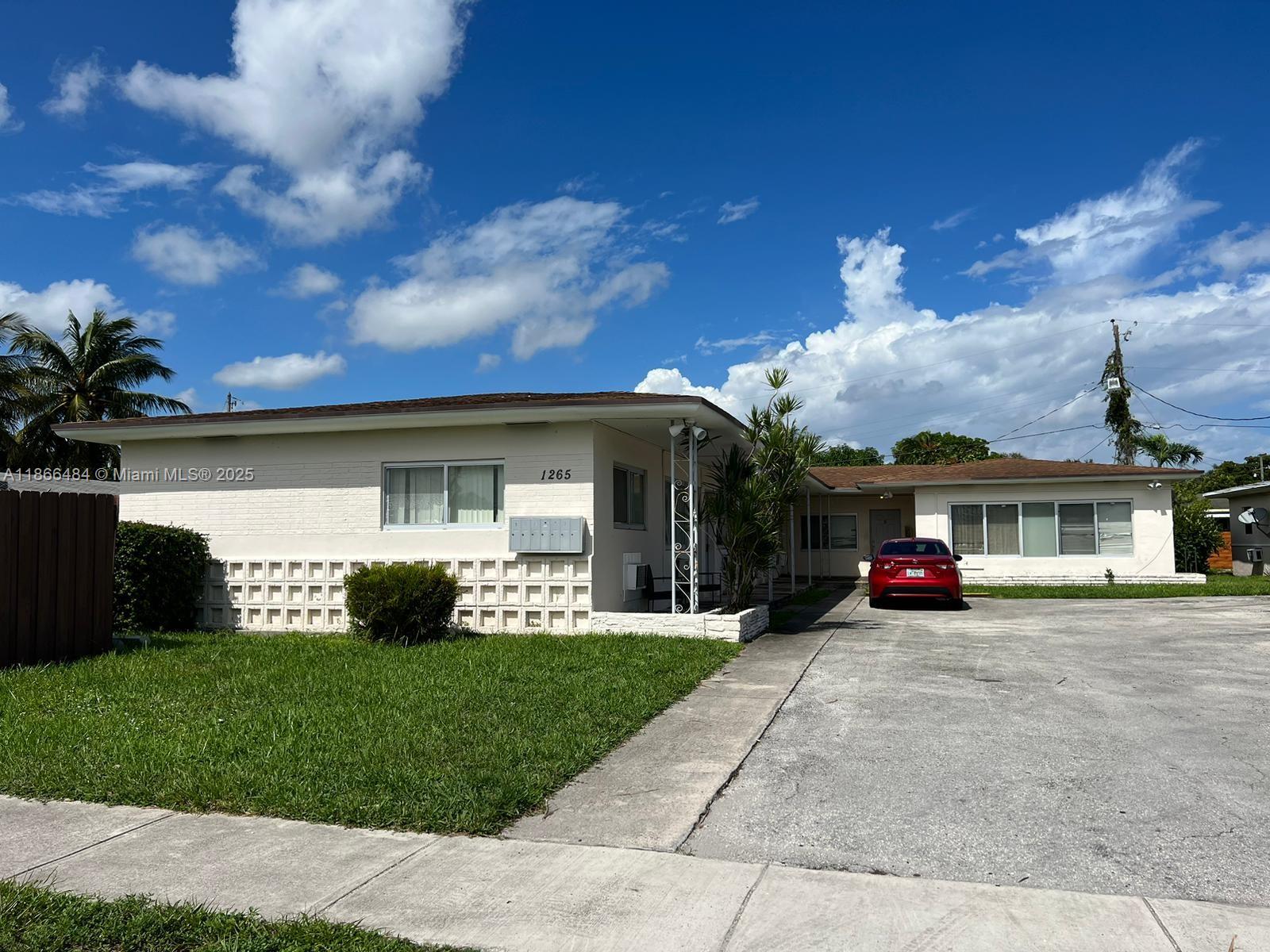 ELECTRICITY AND WATER INCLUDED IN RENT. Lovely Studio unit with porcelain floors. Stainless steel appliances. Very well kept multifamily. Great location, North Miami.