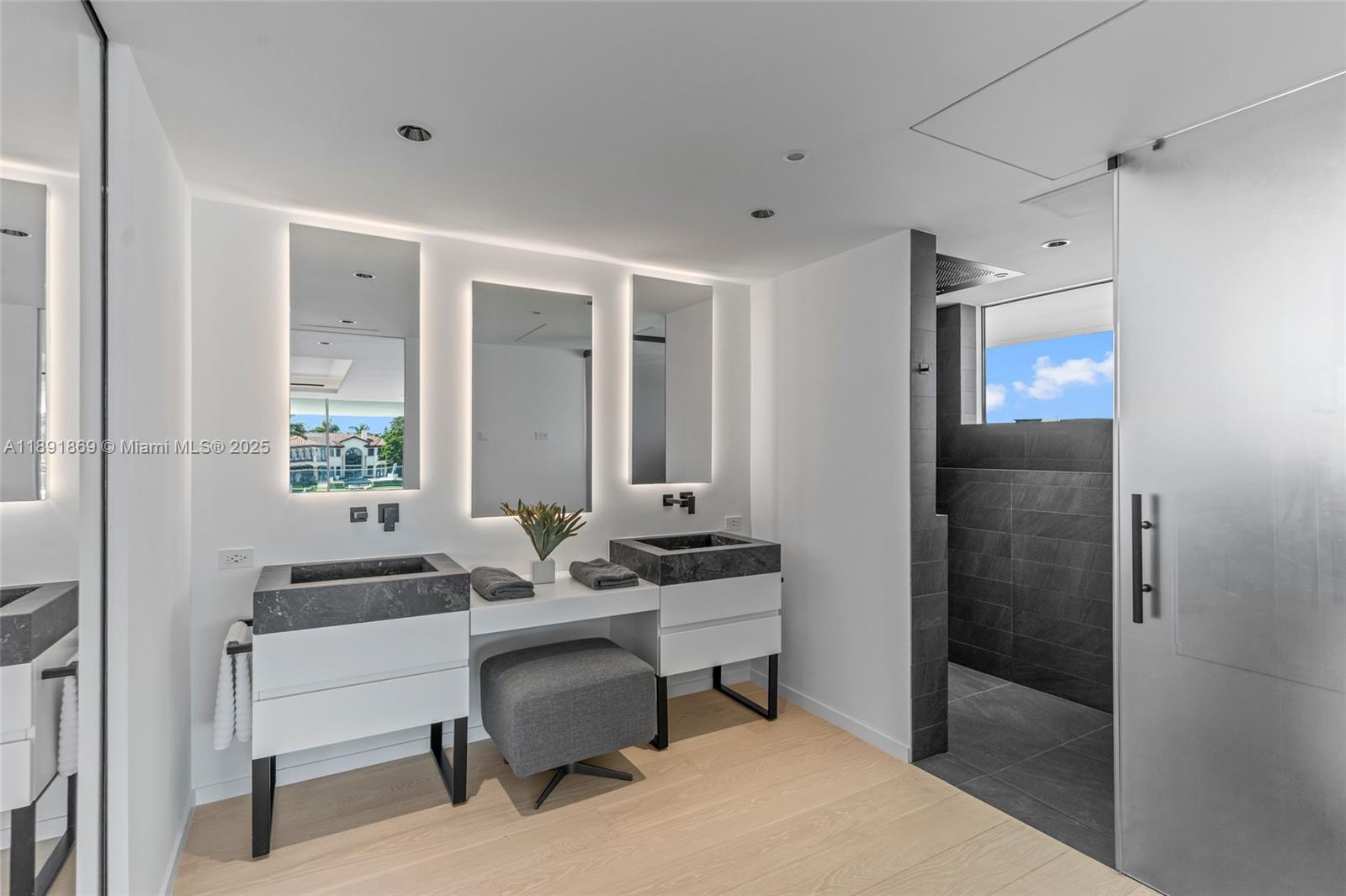 LAUDER GATE ISLES - Residential