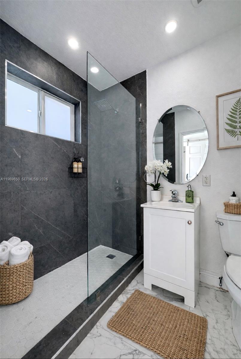 BISCAYNE BCH SUB - Residential Lease