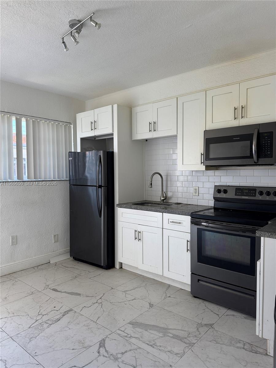 BISCAYNE BCH SUB - Residential Lease