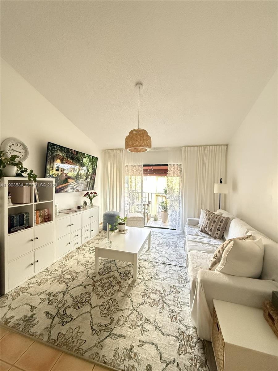 THE COURTS AT KENDALL CON - Residential