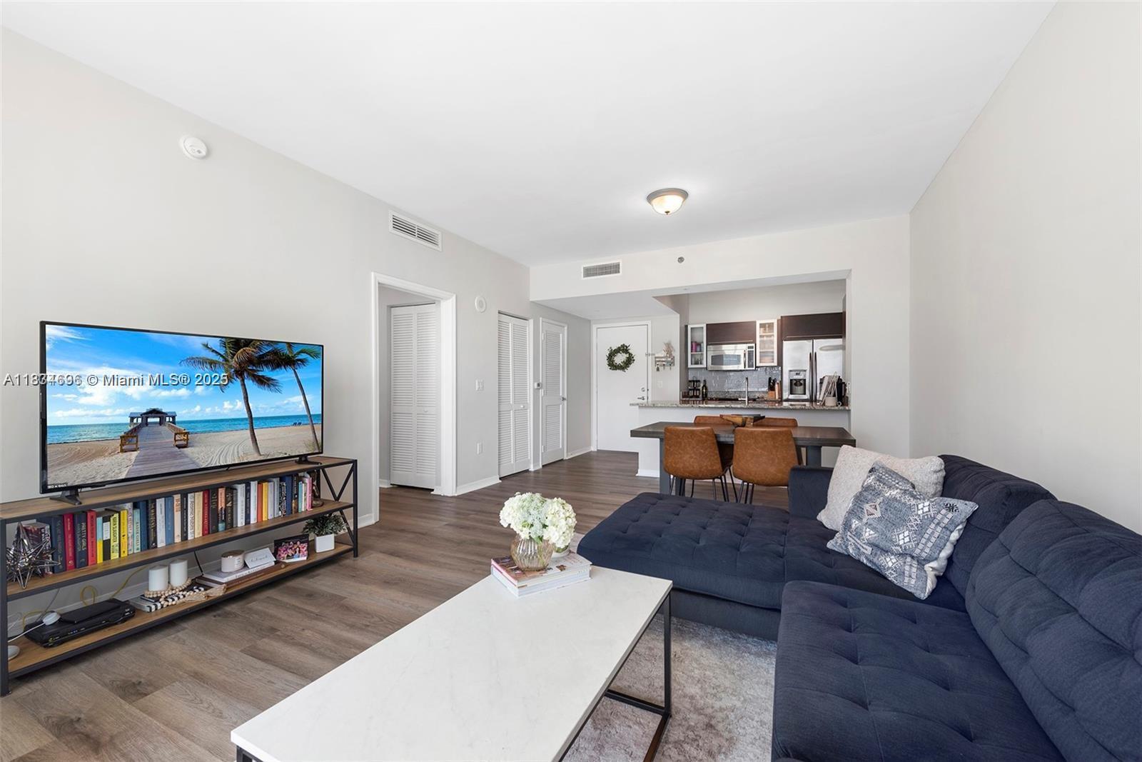 1 bed / 1 bath unit in Plaza Brickell’s West tower. Overlooking the city lights of Brickell Avenue, this residence features an open kitchen with stainless steel appliances, granite countertops, tile and luxury wood-look flooring, in-unit washer/dryer, ample closet space, and balcony overlooking Brickell Ave. One of Miami’s premier addresses, the Plaza features resort-style amenities including a 1-acre pool deck, club room, kid’s room, fitness center, business center and theater. Includes one parking space and cable/internet in maintenance dues. ASK FOR THE VIDEO_TEXT AGENT_EASY TO SHOW_
