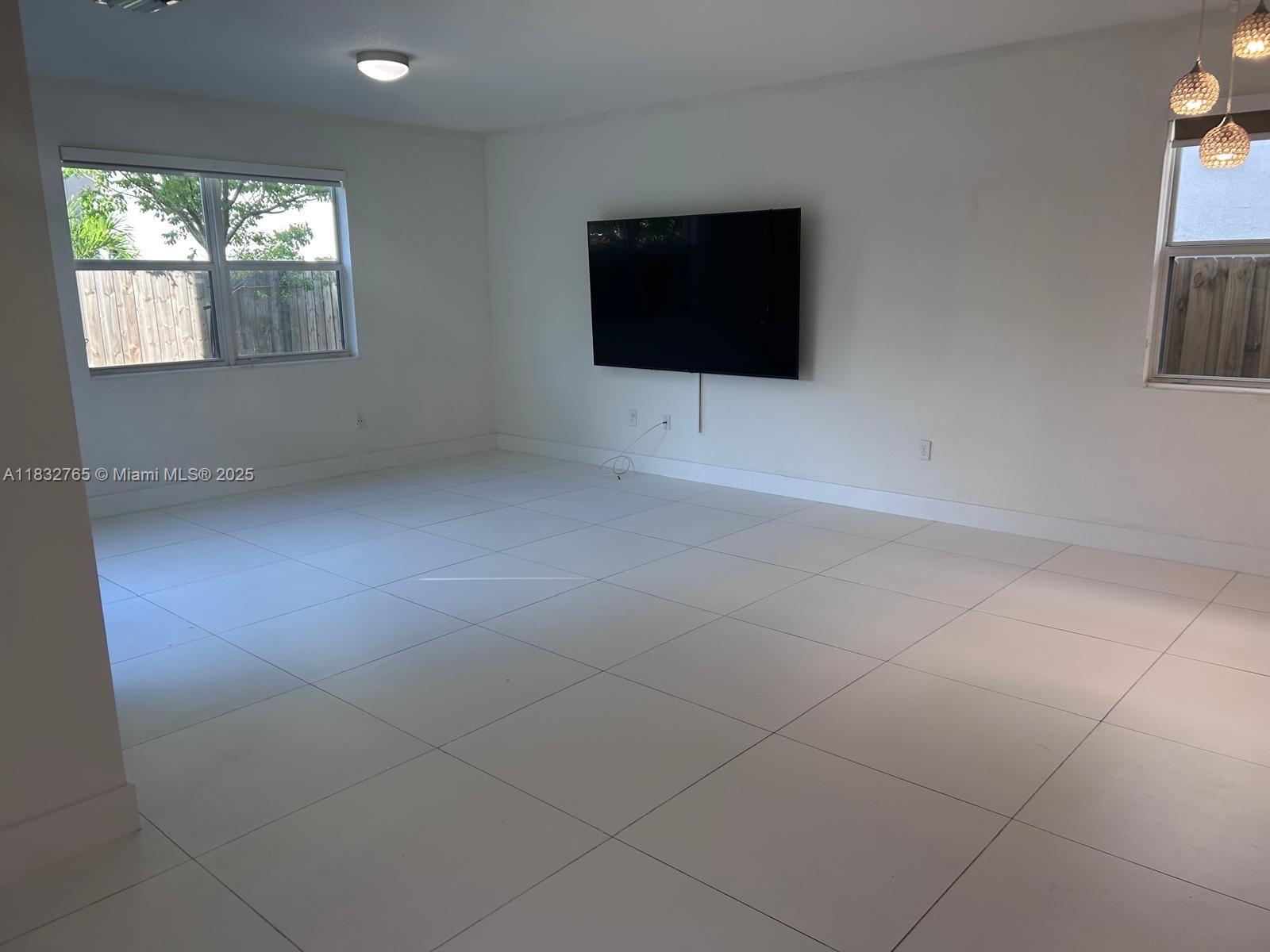 1405 SE 26th Ter 1405