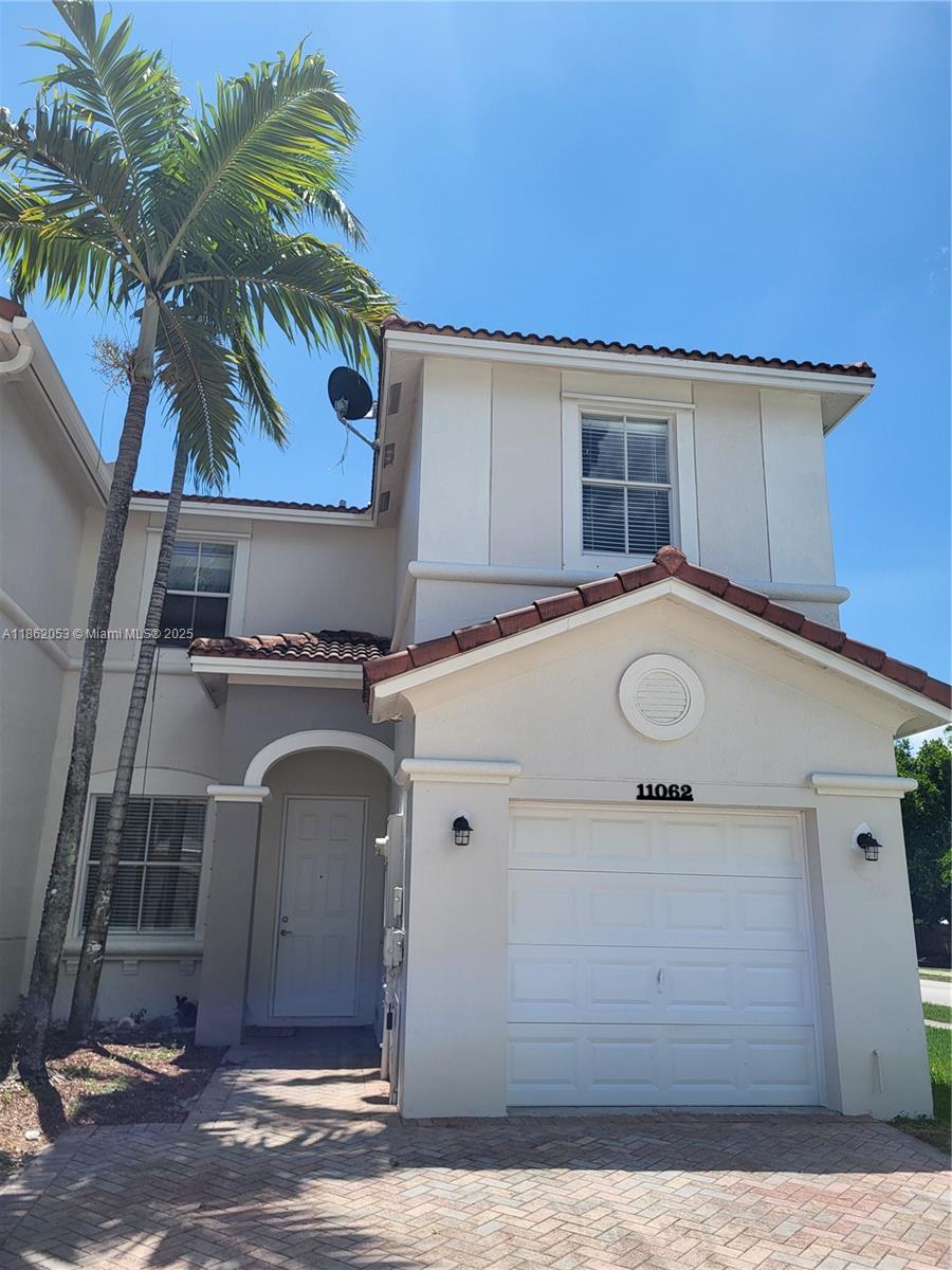BEAUTIFUL 4/3 TOWNHOUSE IN THE PRIVATE SECURITY COMMUNITY OF VILLAS DEL CAMPO. ALL TITLE, STAINLESS STEAL APPLIANCES. READY TO MOVE IN. NEAR TURNPIKE, SCHOOLS, SHOPPING MALLS AND RESTAURANTS.