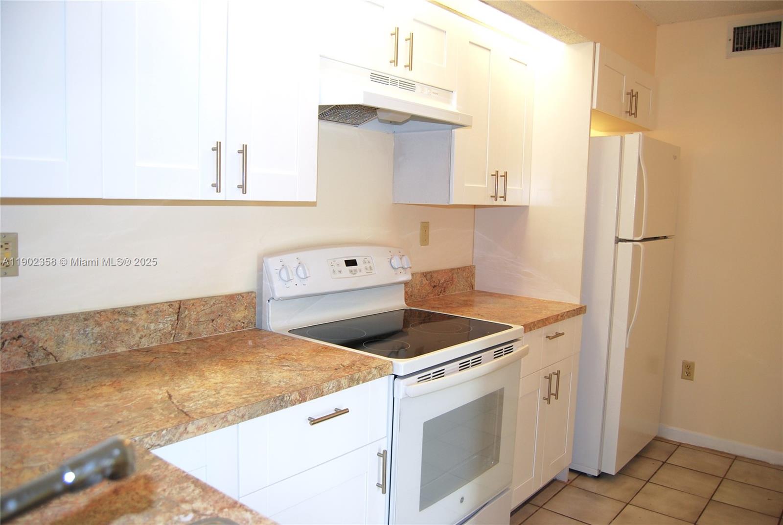 LE CLUB AT OLD CUTLER CON - Residential Lease