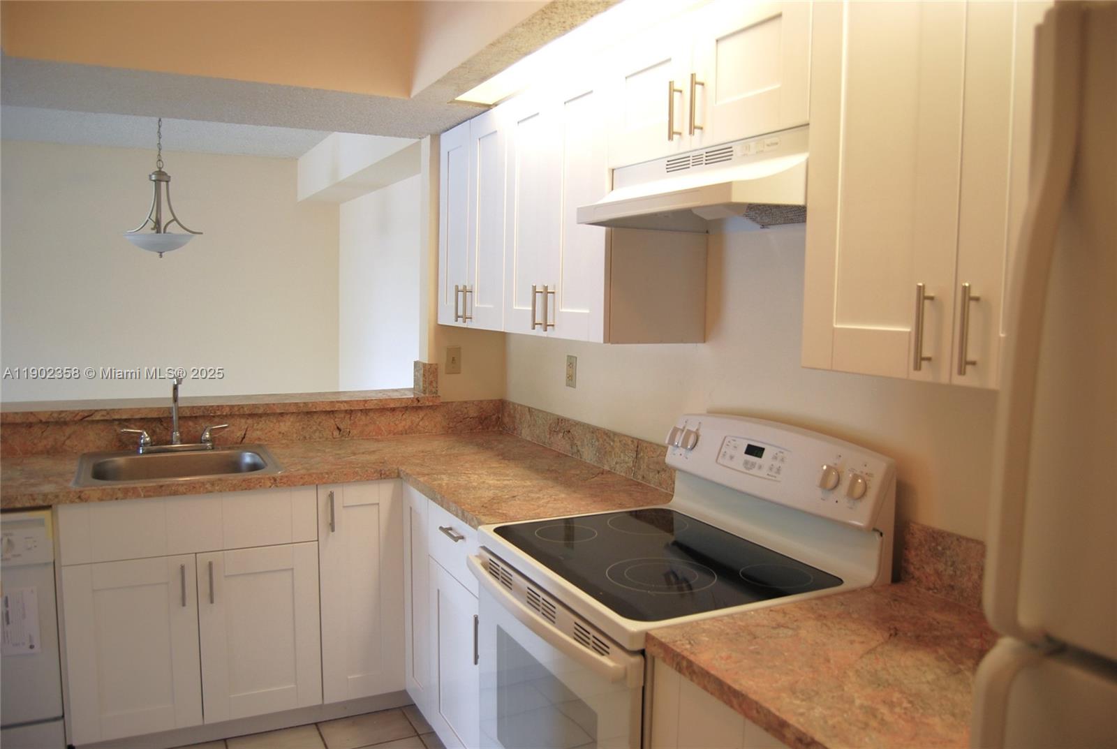 LE CLUB AT OLD CUTLER CON - Residential Lease