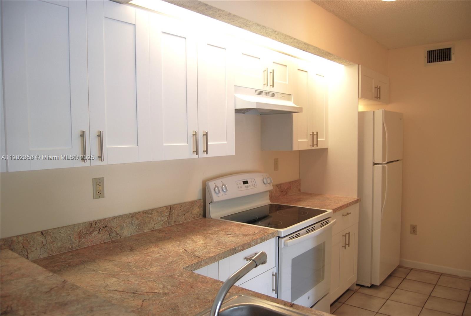 LE CLUB AT OLD CUTLER CON - Residential Lease