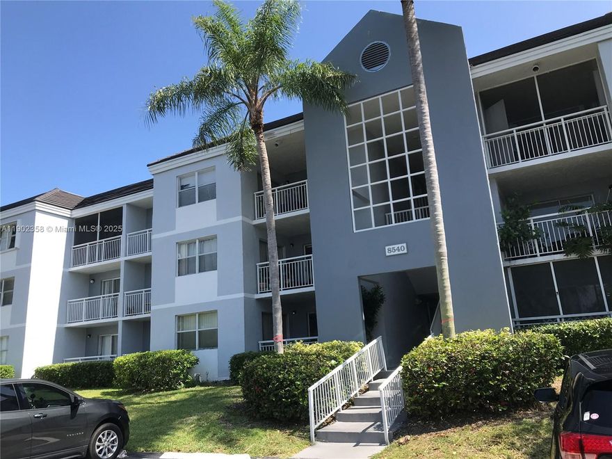 Nice Condo 2/2 at Le Club. Gated community, ceramic and laminate floors, washer and dryer inside the unit, 1 parking spot.
Enjoy the amenities and excellent location.