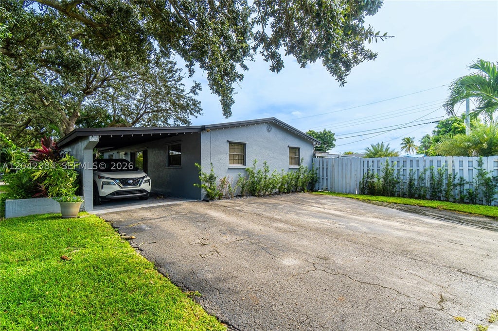 Photo of 3338 Taft St, Hollywood, FL 33021 (MLS # A12042384)