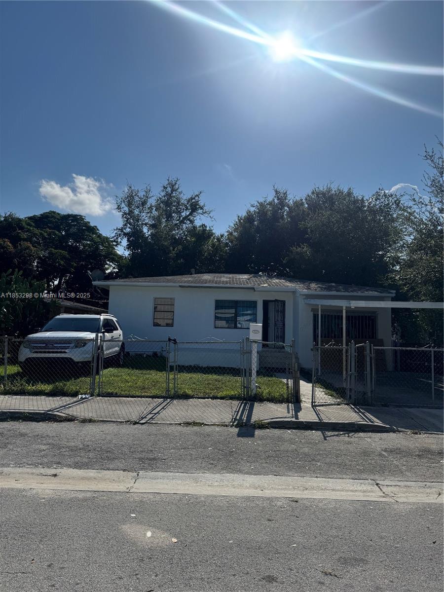 For Rent– Cozy 3 Bed / 2 Bath single family home in the Heart of Miami. Large fenced backyard. Easy to show.