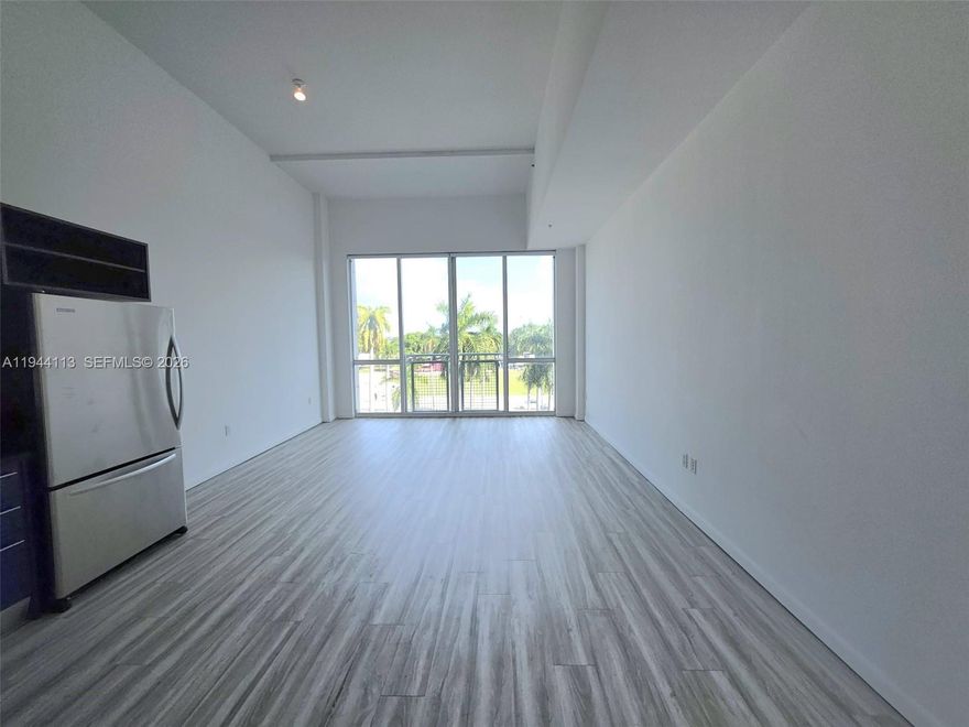 GREAT STUDIO IN THE HEART OF DOWNTOWN MIAMI, ACROSS FROM BAYSIDE! HIGH CEILINGS, WASHER & DRYER INSIDE THE UNIT. EXCELLENT AMENITIES , FULLY EQUIPPED GYM, CARDIO ROOM, MEETING ROOM, AND MORE. METROMOVER ACROSS THE STREET FOR EASY ACCE SS TO BRICKELL, WALKING DISTANCE TO THE ARENA & MIAMI DADE COLLEGE LESS THAN A BLOCK AWAY. CAN'T BEAT IT. CALL TODAY