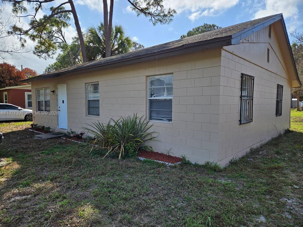 Photo of 805 N 27th St, Fort Pierce, FL 34947 (MLS # A11971390)