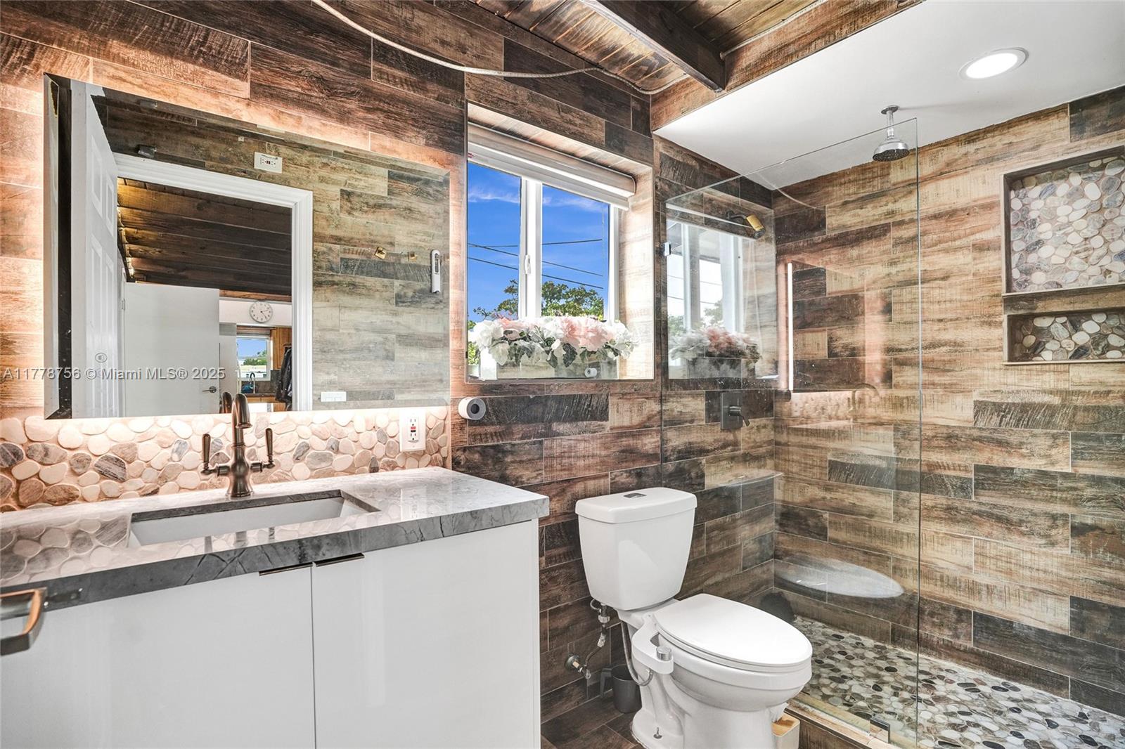 PLAYLAND ISLES - Residential